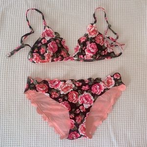 FLORAL BIKINI W. SCALLOP DETAIL